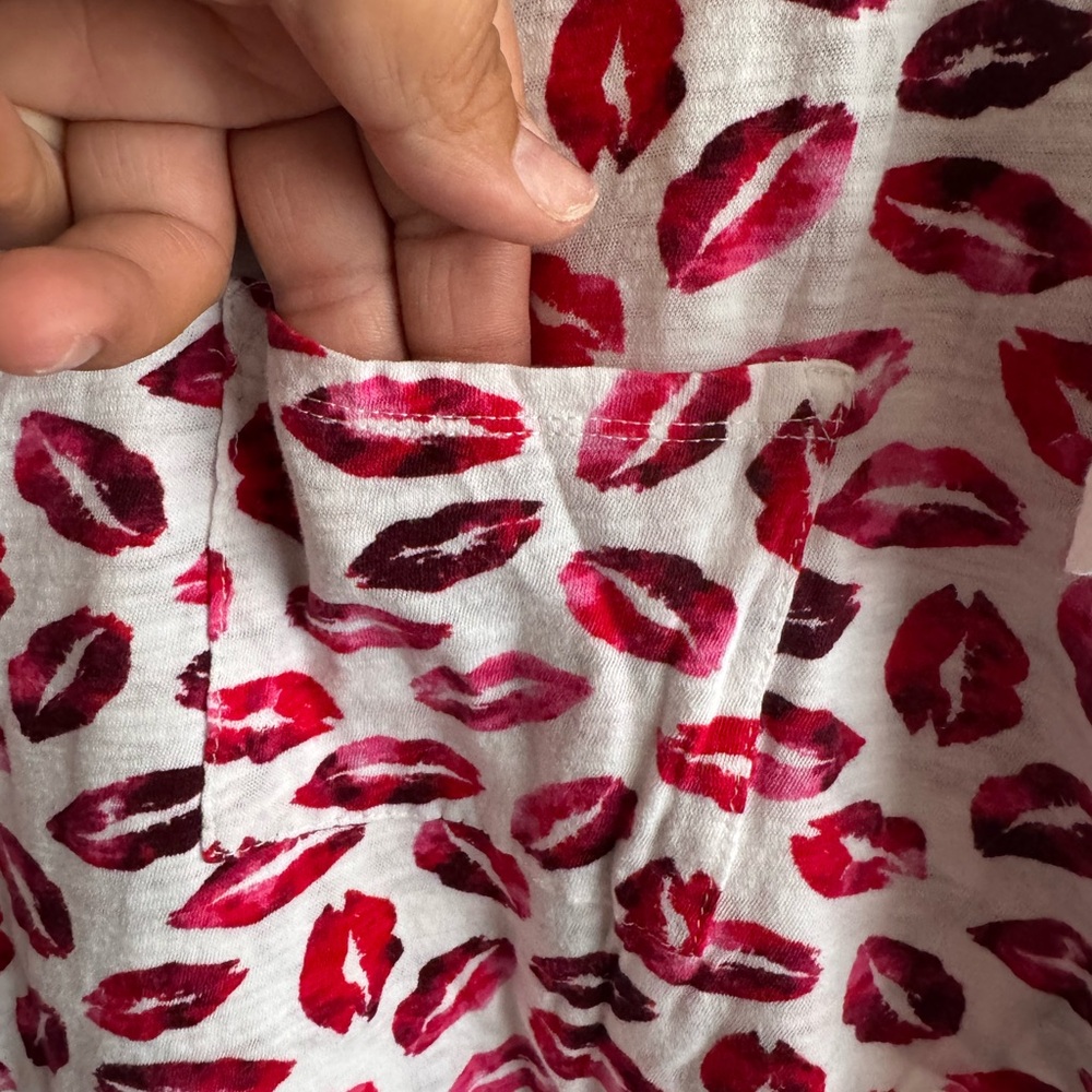 EUC Torrid White V Neck Red Kisses Lips Slub T Shirt Size 4 26 4X - Picture 5 of 7